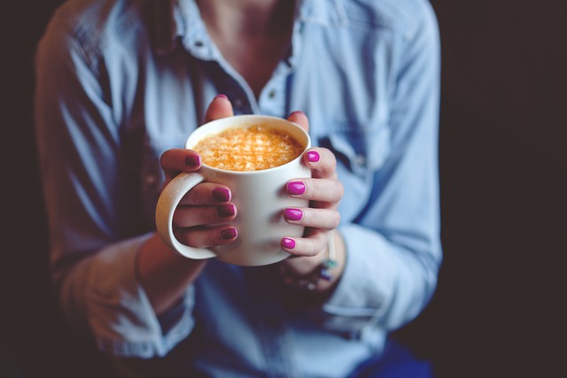 カフェでコーヒーを持つ女性